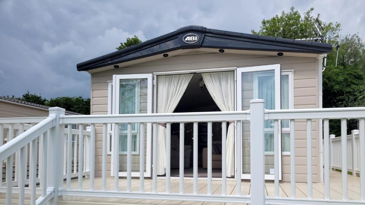 Lakeside Cotswold Holiday Home Cirencester Exterior foto