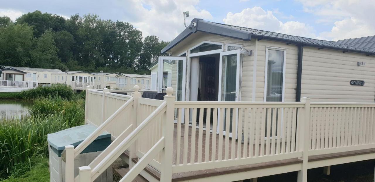 Lakeside Cotswold Holiday Home Cirencester Exterior foto