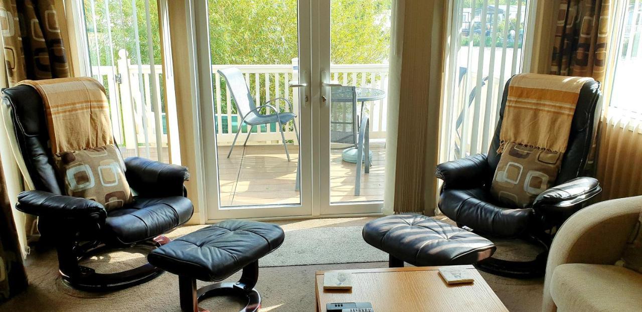 Lakeside Cotswold Holiday Home Cirencester Exterior foto