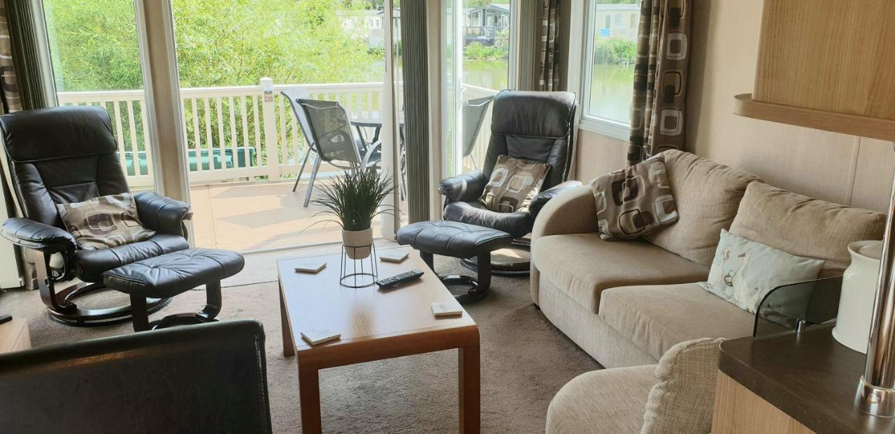 Lakeside Cotswold Holiday Home Cirencester Exterior foto