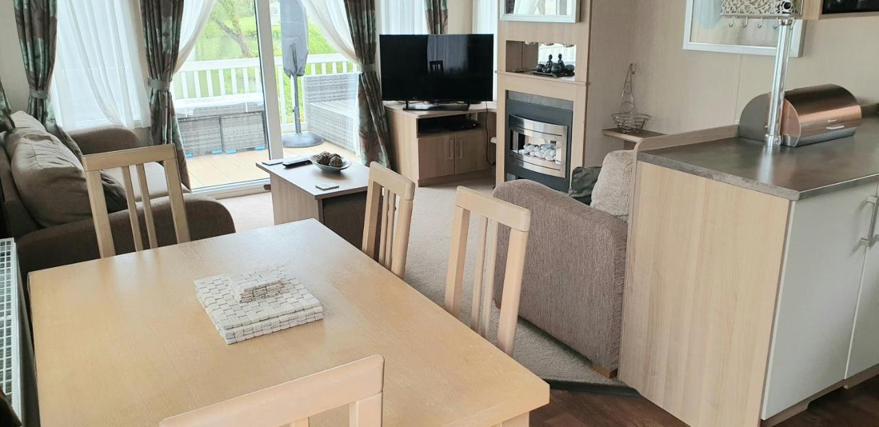Lakeside Cotswold Holiday Home Cirencester Exterior foto