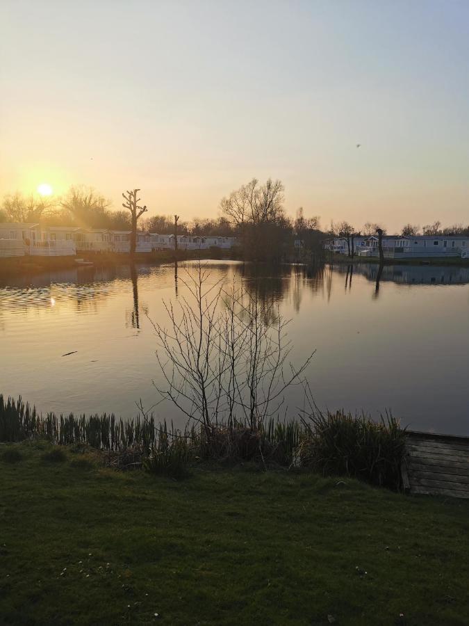 Lakeside Cotswold Holiday Home Cirencester Exterior foto