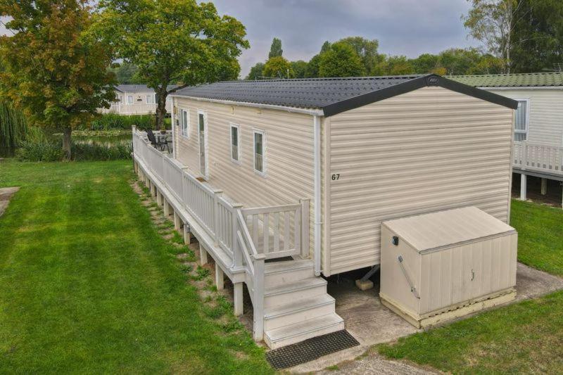 Lakeside Cotswold Holiday Home Cirencester Exterior foto