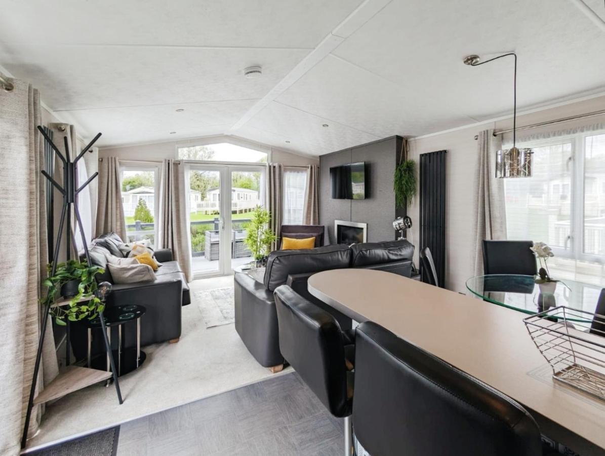 Lakeside Cotswold Holiday Home Cirencester Exterior foto