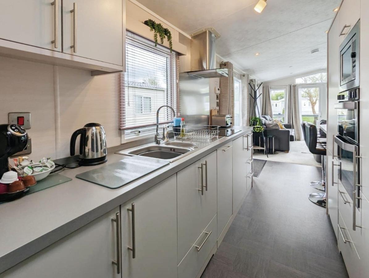 Lakeside Cotswold Holiday Home Cirencester Exterior foto