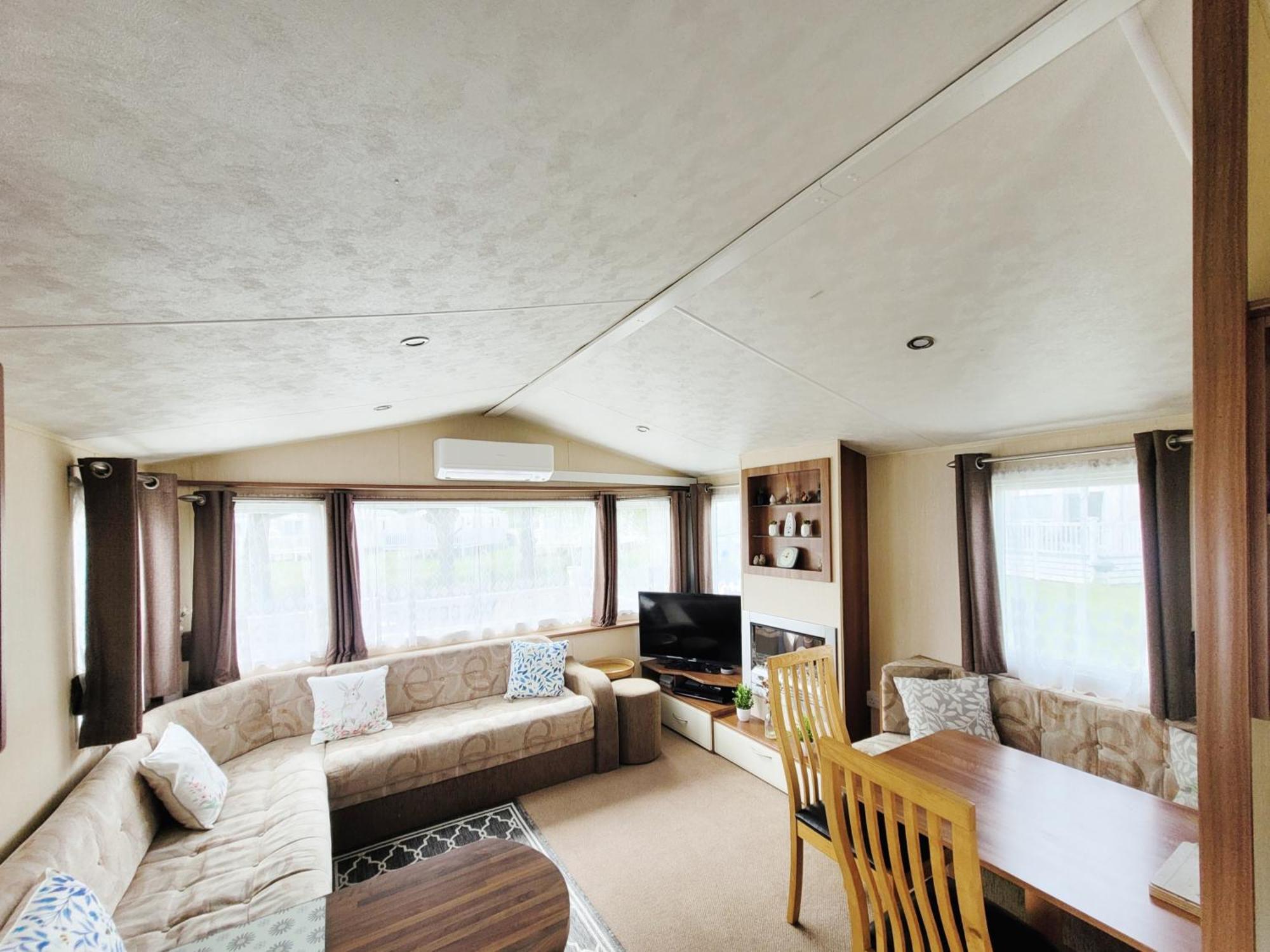 Lakeside Cotswold Holiday Home Cirencester Exterior foto