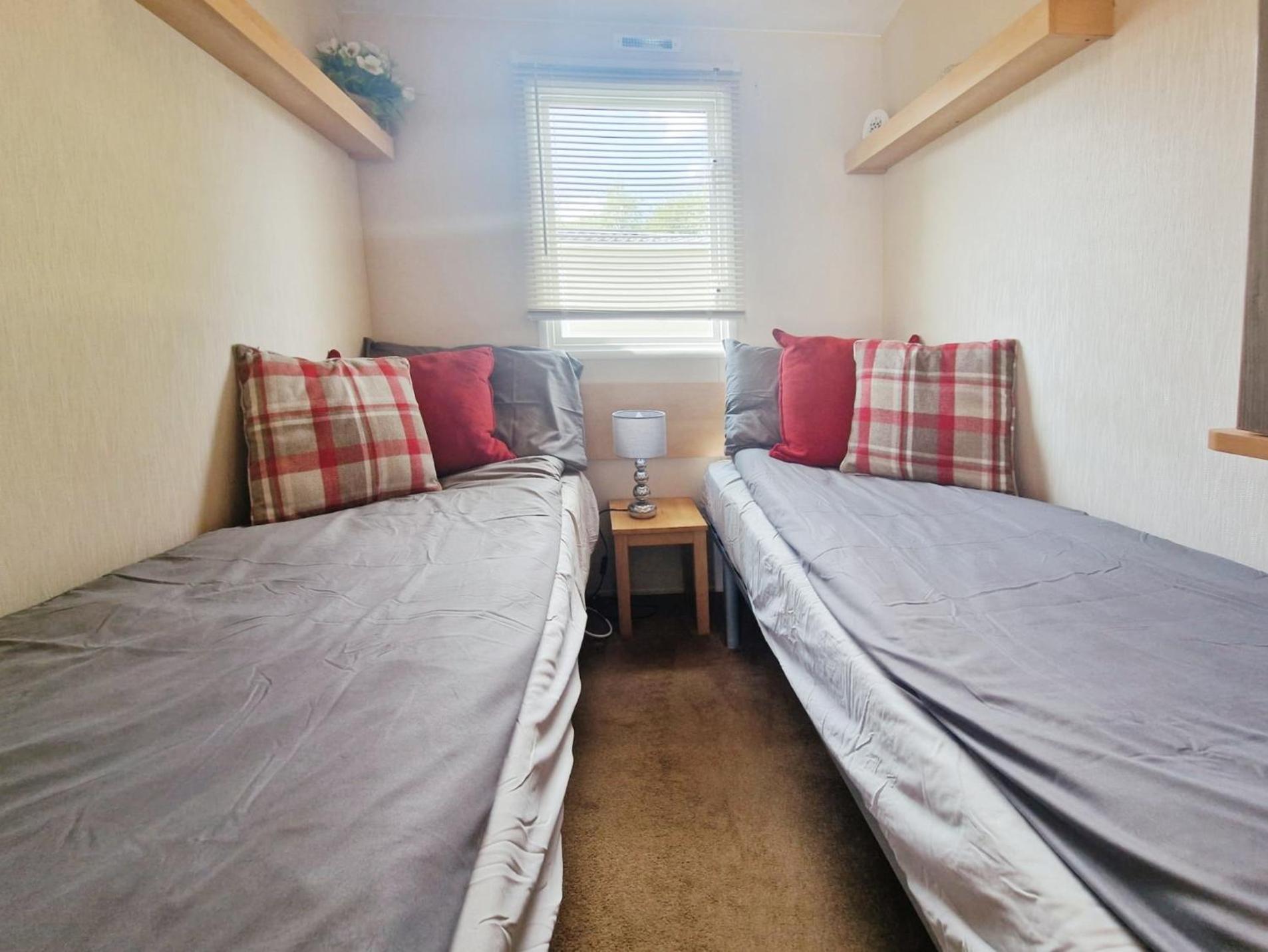 Lakeside Cotswold Holiday Home Cirencester Exterior foto